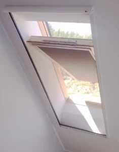 Moskitiera dachowa i roleta.